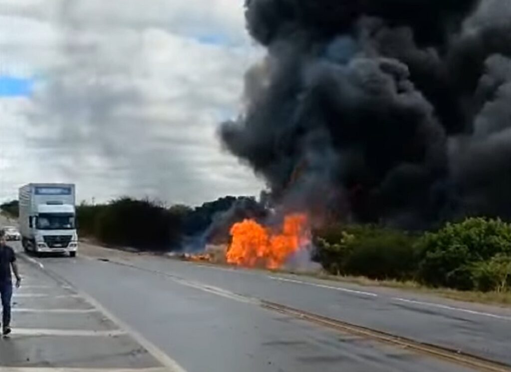 Caminhoneiro morre após caminhão pegar fogo