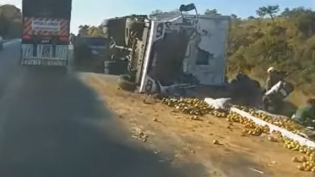 Caminhoneiro morre após tombar veículo carregado de tomates