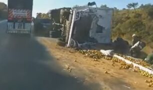 Caminhoneiro morre após tombar veículo carregado de tomates