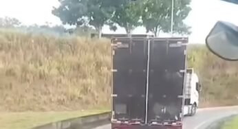 Caminhoneiro toma atitude inesperada, desobstrui o trânsito e ajuda colega de trabalho