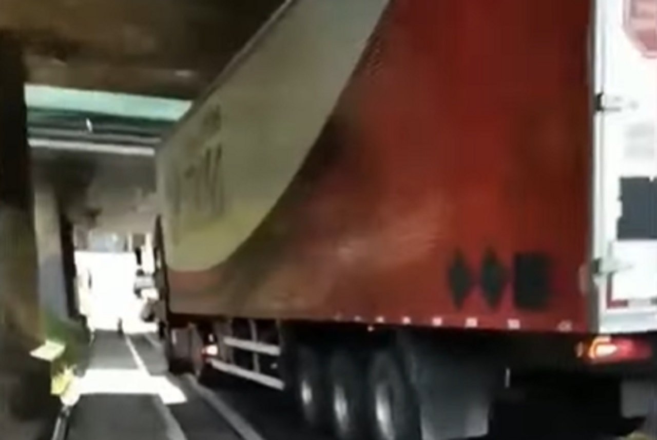 Caminhoneiros se metem em enroscada após não olharem as dimensões de viaduto