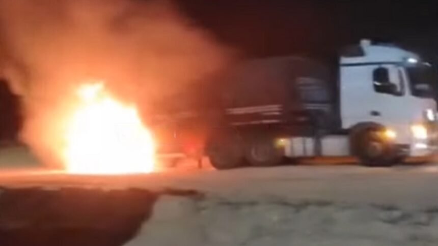 Carreta pega fogo em posto de combustíveis e motorista vê tudo