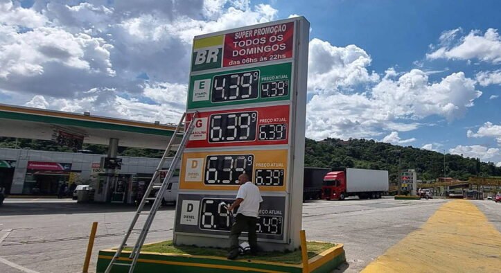 Petrobras aumenta preço do diesel e mudança começa a valer neste sábado (14)