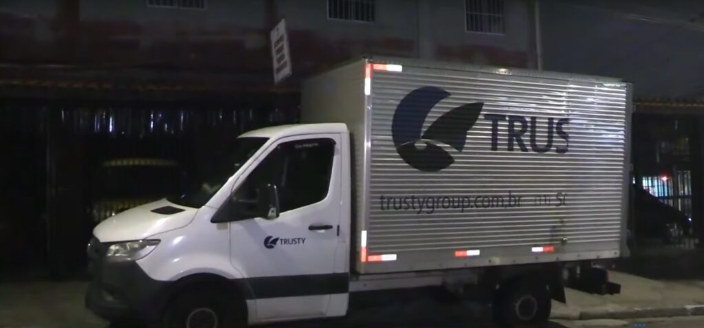 Criminosos roubam carga de salmão enquanto o caminhoneiro dormia na boleia do veículo