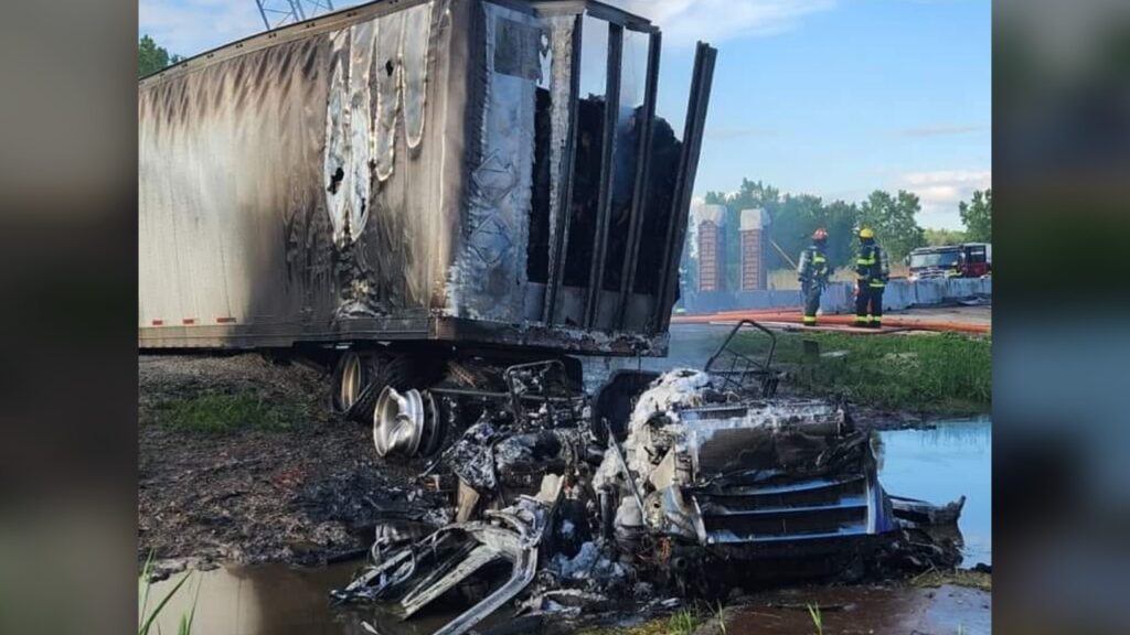 Motorista de caminhão escapa de veículo em chamas com ajuda de outro caminhoneiro