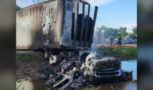 Motorista de caminhão escapa de veículo em chamas com ajuda de outro caminhoneiro