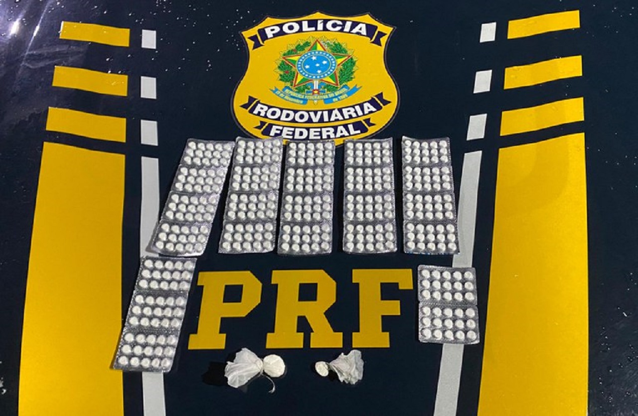 PRF apreende 25 cartelas de anfetaminas com caminhoneiro no Ceará