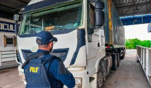 PRF apreende caminhão com suspeita de clonagem em Manaus