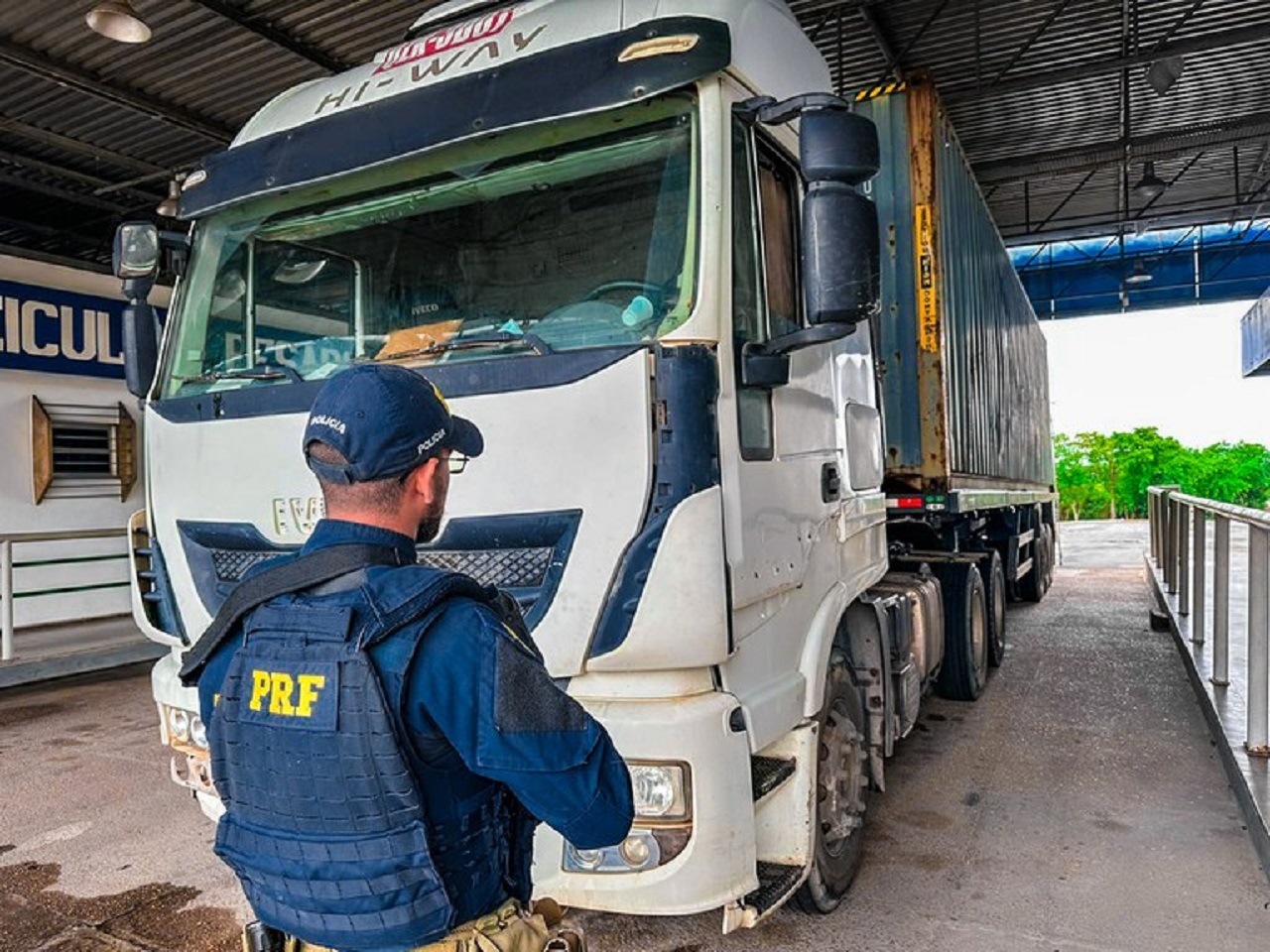 PRF apreende caminhão com suspeita de clonagem em Manaus