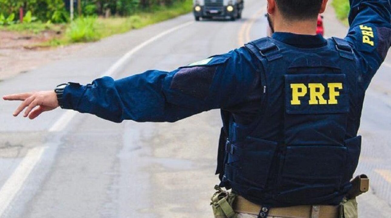 Caminhoneiro com CNH suspensa é preso ao tentar subornar policial em Minas