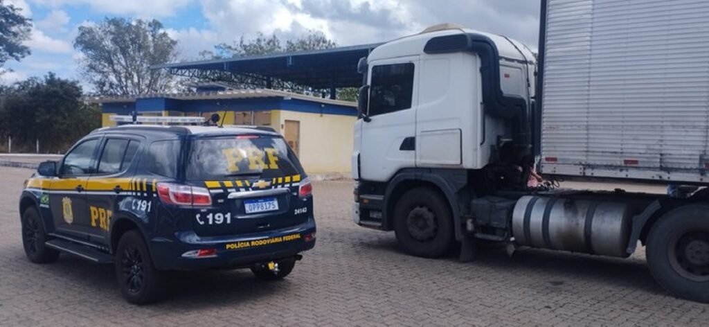 PRF prende homem com CRLV falsa em Minas Gerais