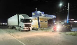 PRF retém carga com documento irregular em Pernambuco