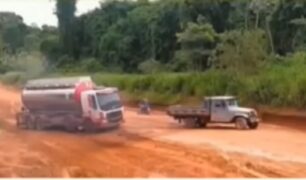Toyota bandeirante salva caminhão parado em estrada de terra