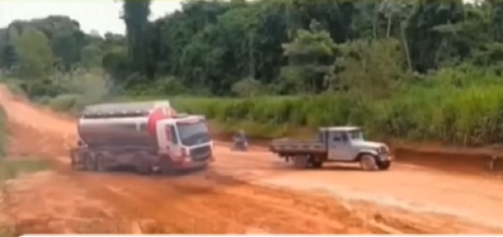 Toyota bandeirante salva caminhão parado em estrada de terra