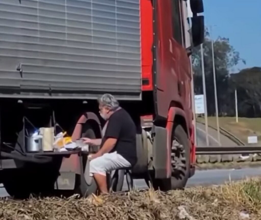 Triste realidade da vida solitária de um caminhoneiro. Foto: ilustrativa