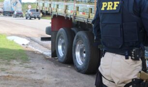 Caminhão com diversas irregularidades foi apreendido durante fiscalização da PRF