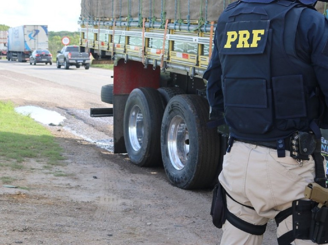 Caminhão com diversas irregularidades foi apreendido durante fiscalização da PRF