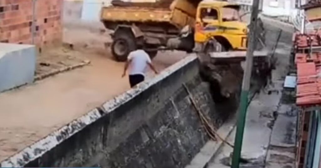 Caminhão desgovernado invade residência na Bahia