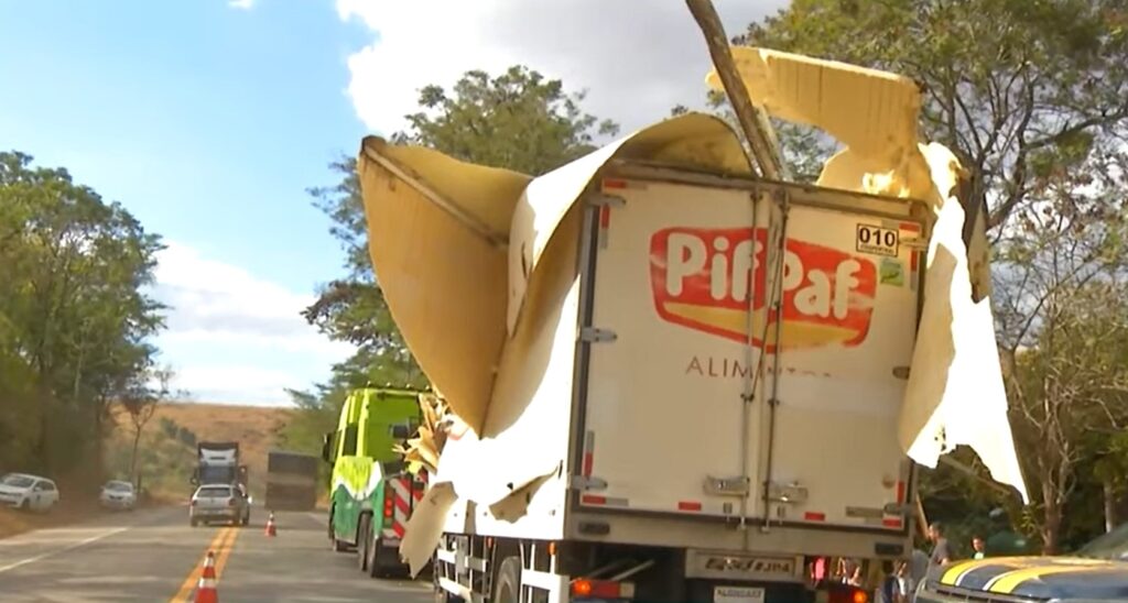 Caminhão é atingido por árvore enquanto trafegava na Br-116