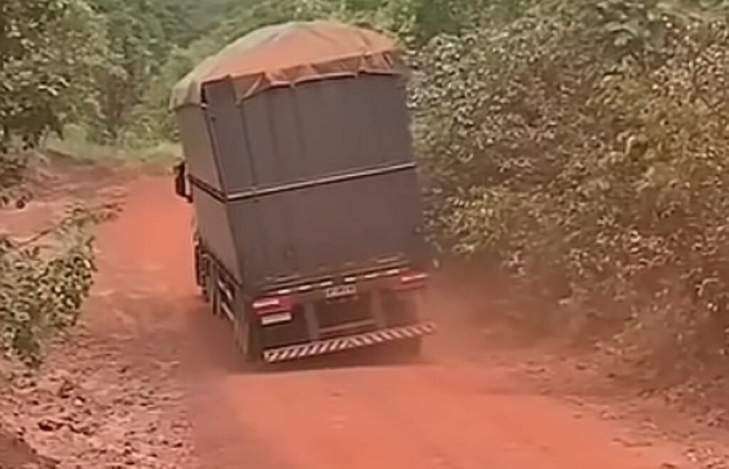 Caminhão quebra chassi após trafegar em pista esburacada de terra