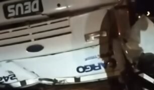 Caminhão tomba após falha no sistema de freios e mata casal