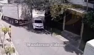 Caminhão trafega arranhando veículo durante curva
