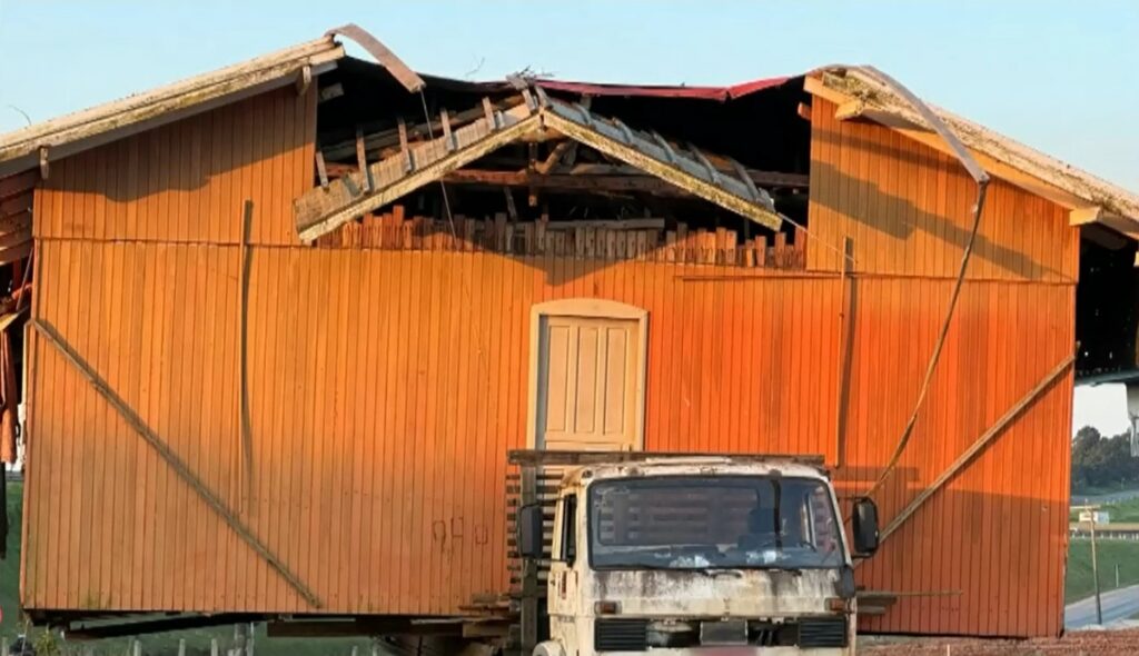 Caminhão transporta casa de madeira de forma irregular em Santa Catarina