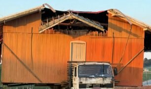 Caminhão transporta casa de madeira de forma irregular em Santa Catarina