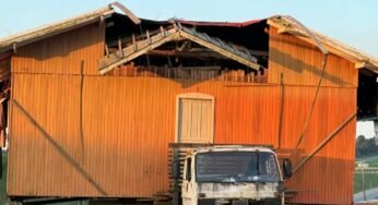 Caminhão transporta casa de madeira de forma irregular em Santa Catarina