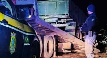 Caminhoneiro é flagrado transitando a noite utilizando apenas lanterna do celular