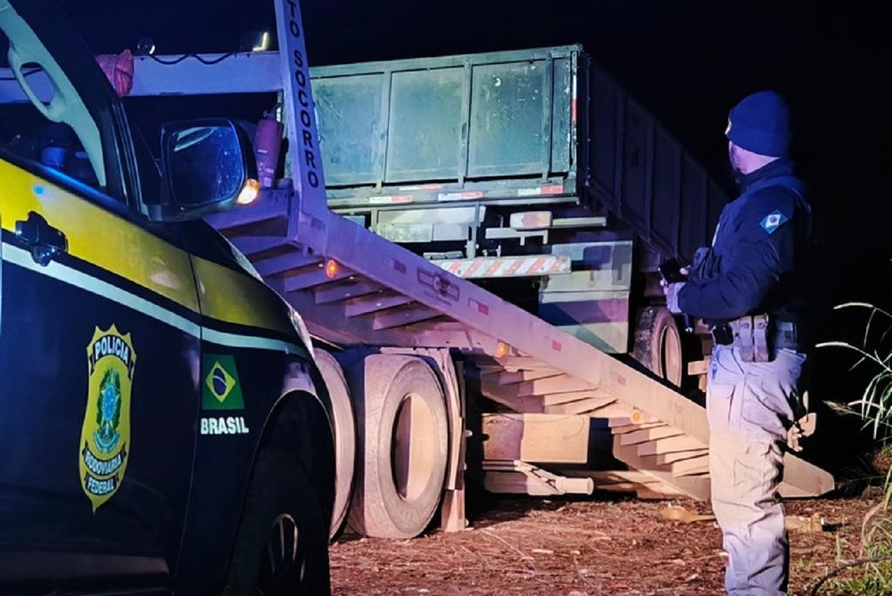 Caminhoneiro é flagrado transitando a noite utilizando apenas lanterna do celular