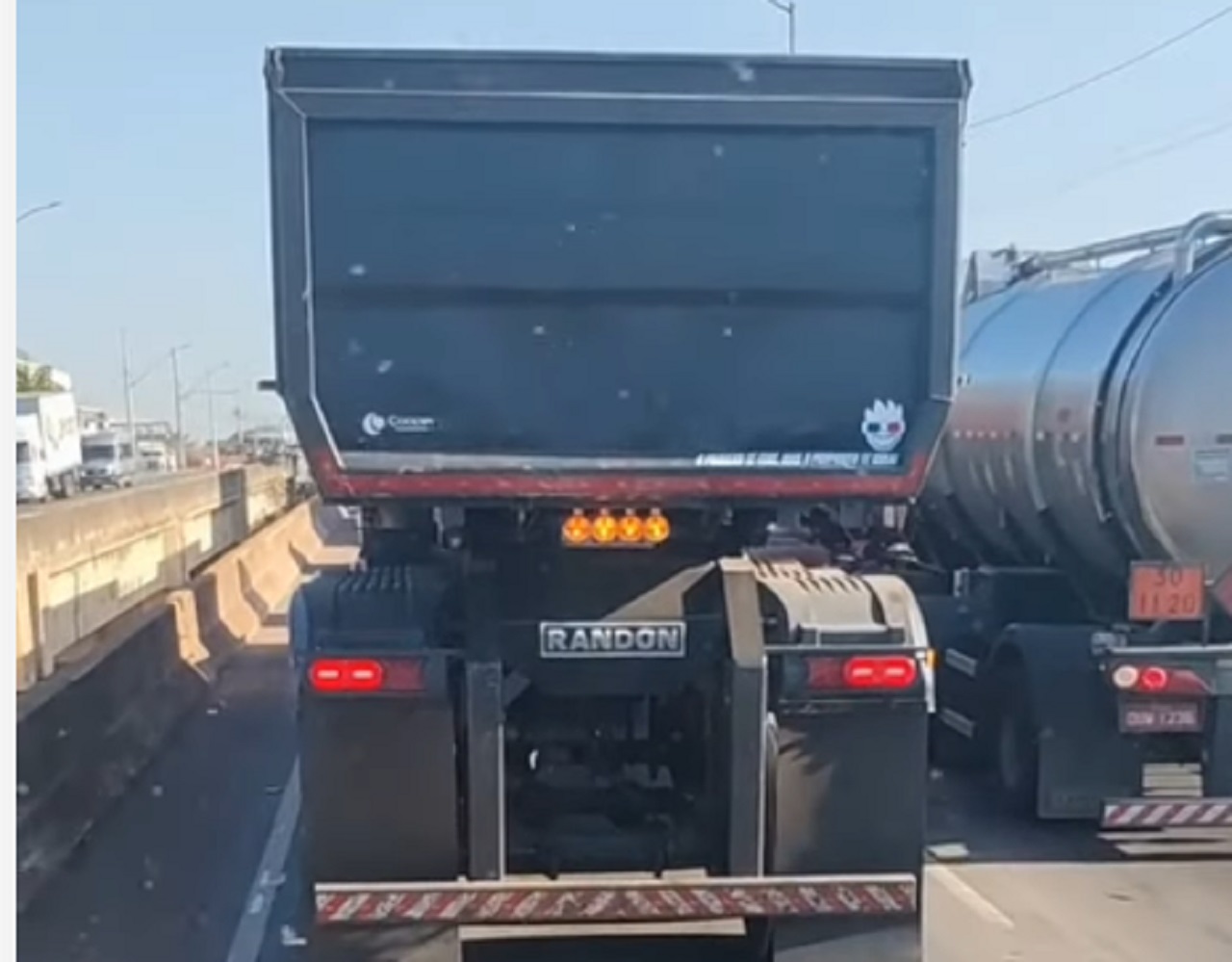 Caminhoneiro mostra sua opinião sobre a traseira arqueada de veículo