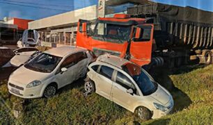 Caminhoneiro de 32 anos que teve mal súbito e atingiu 10 carros, morre em hospital