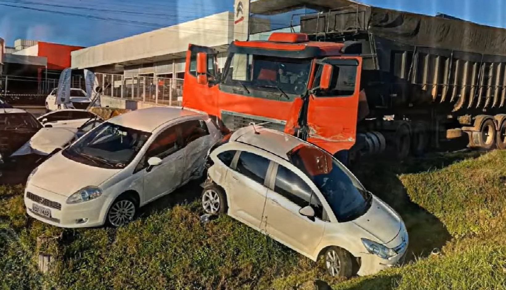 Caminhoneiro de 32 anos que teve mal súbito e atingiu 10 carros, morre em hospital