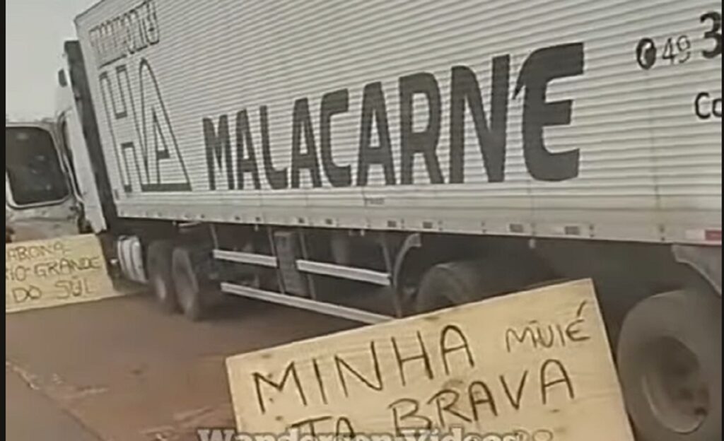 “Minha Muié tá brava me esperando": Caminhoneiro satiriza problema com o veículo sem poder andar