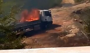 Caminhoneiro tenta jogar veículo no rio para acabar com incêndio