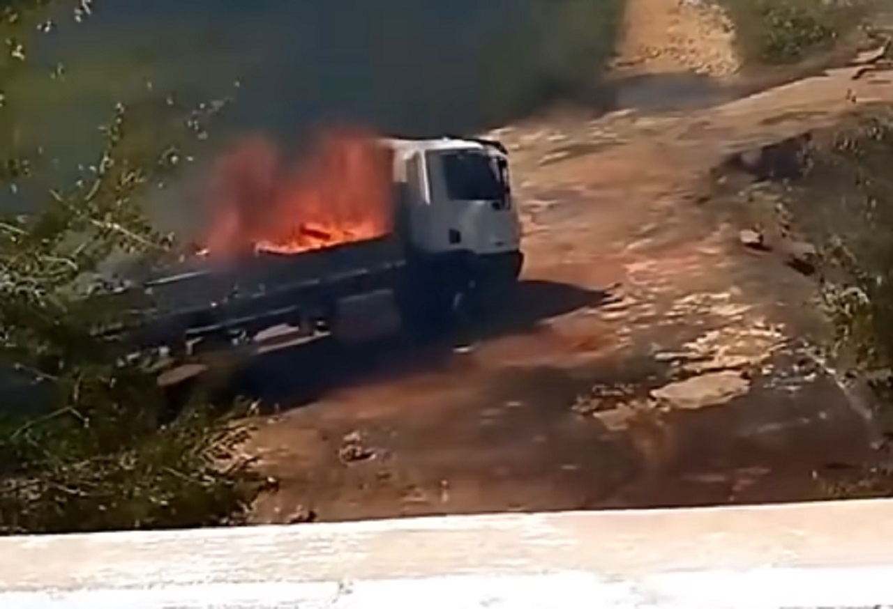 Caminhoneiro tenta jogar veículo no rio para acabar com incêndio