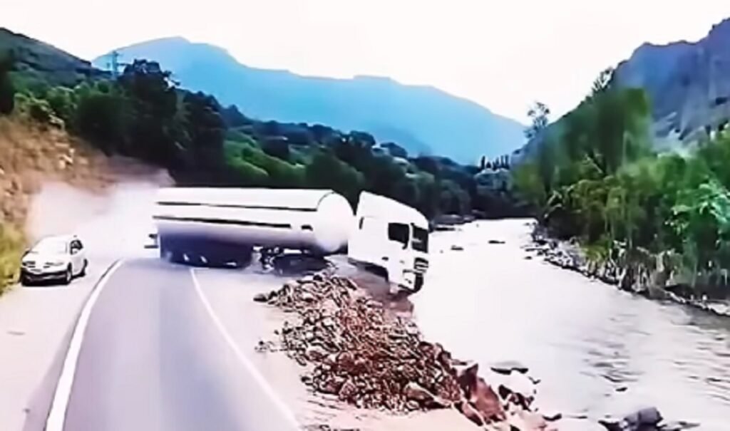 Caminhoneiro toma decisão difícil para evitar acidente em rodovia