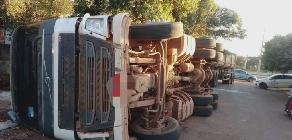 Caminhoneiro tomba veículo após tentativa de assalto em município goiano