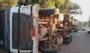 Caminhoneiro tomba veículo após tentativa de assalto em município goiano