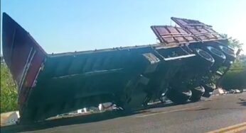 Carreta tomba após perder a quinta roda na Bahia