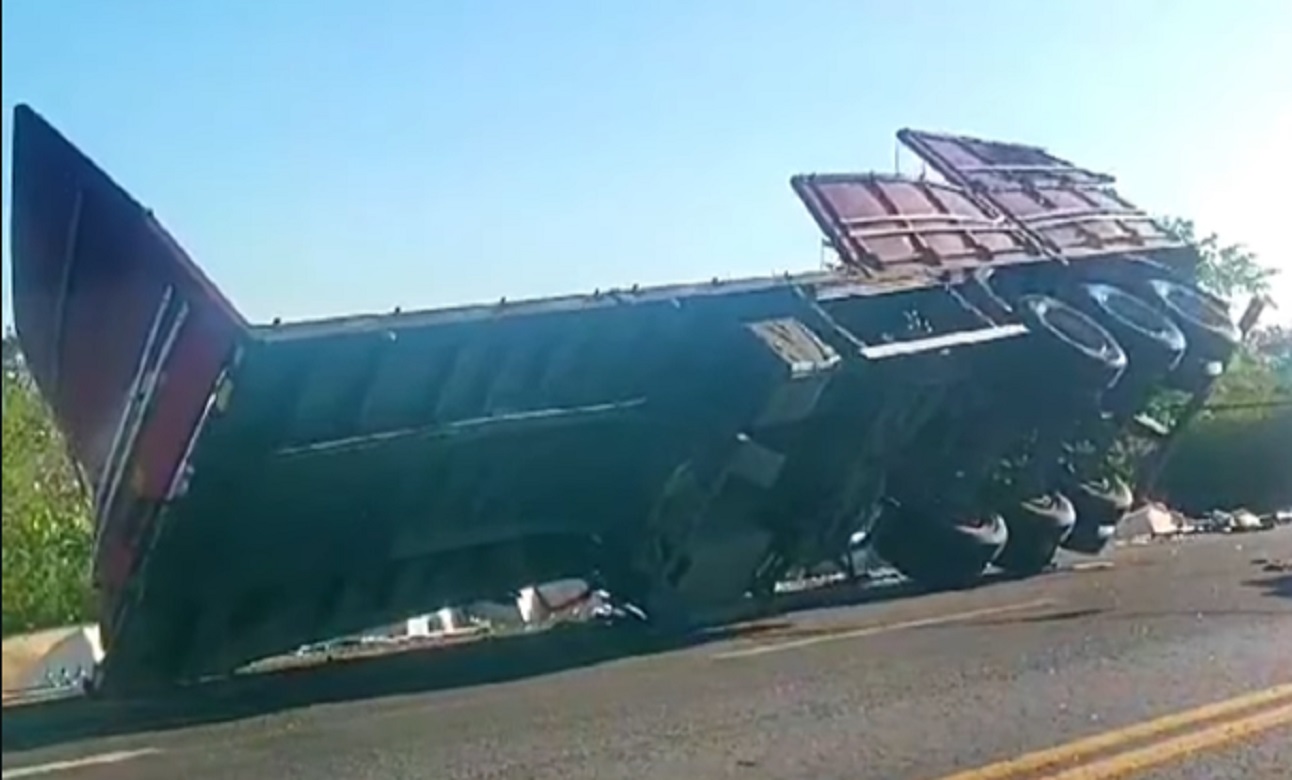 Carreta tomba após perder a quinta roda na Bahia