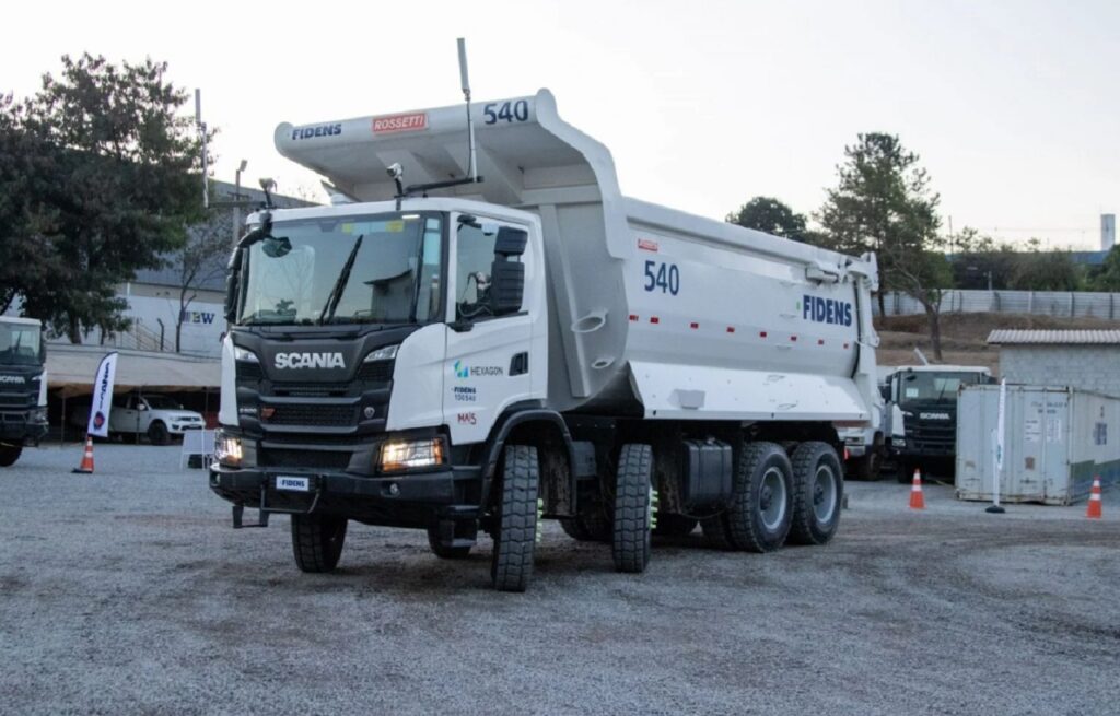 Conheça o caminhão 8x4 no Brasil de controle remoto