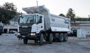 Conheça o caminhão 8x4 no Brasil de controle remoto