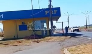 Estepe solto de caminhão para em posto da PRF e gera reações na internet