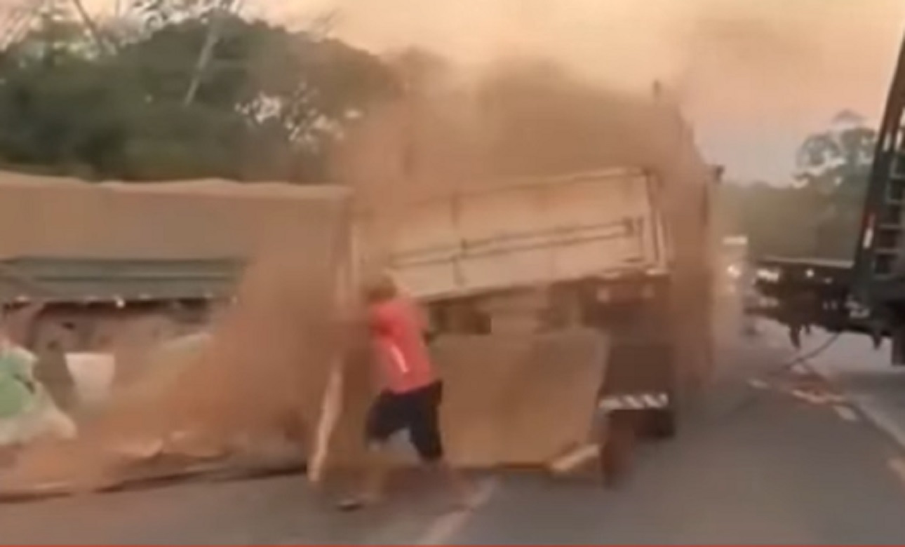 Homem curioso quase é atingido por caminhão destombado