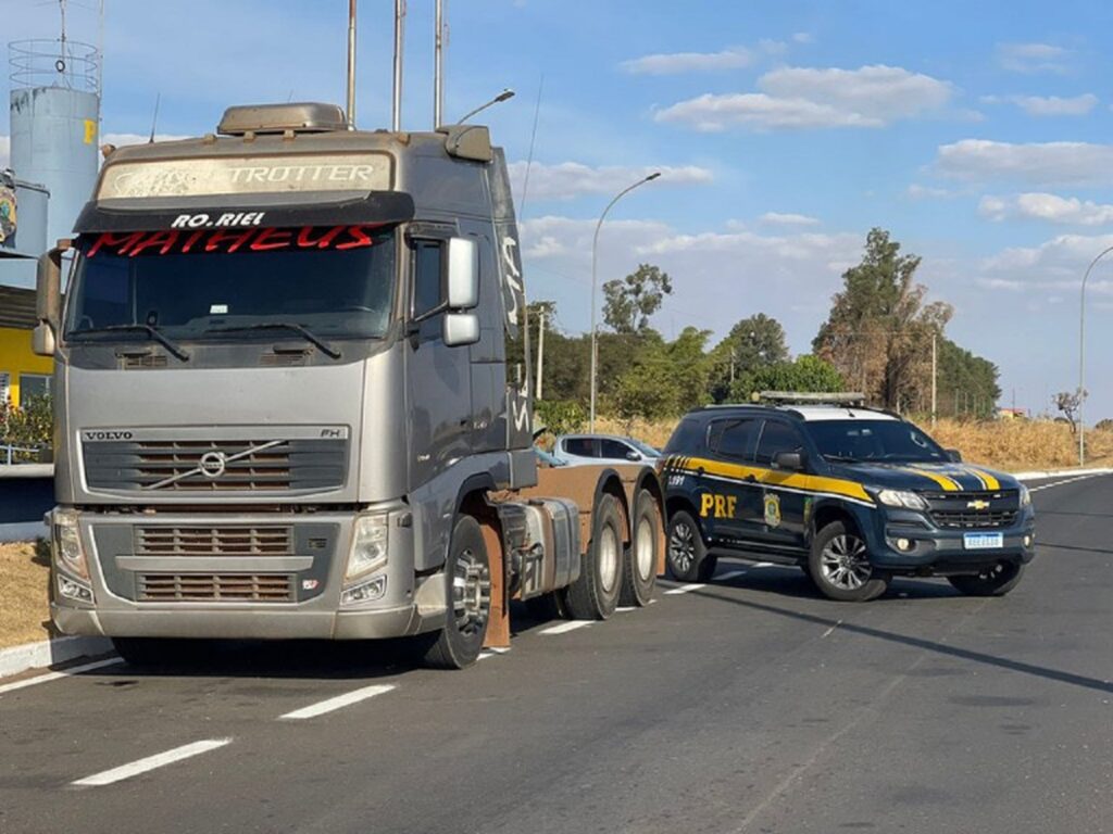 Motorista é preso pela PRF após ser flagrado dirigindo carreta roubada