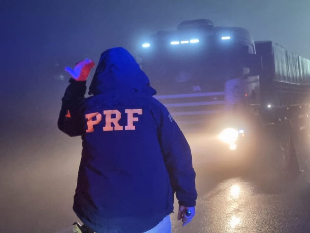 PRF alerta motoristas sobre o cuidado nas estradas em período de neblina