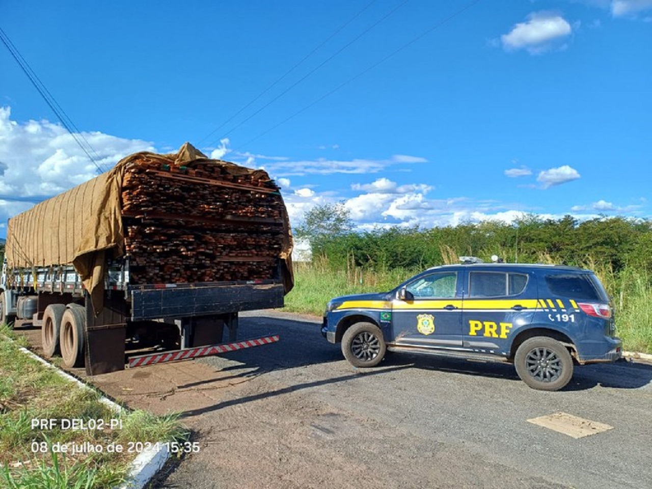 PRF apreende carga de madeira ilegal em Piripiri  (PI)