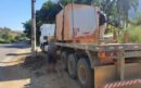 PRF autua caminhoneiro por trafegar com granito de forma irregular